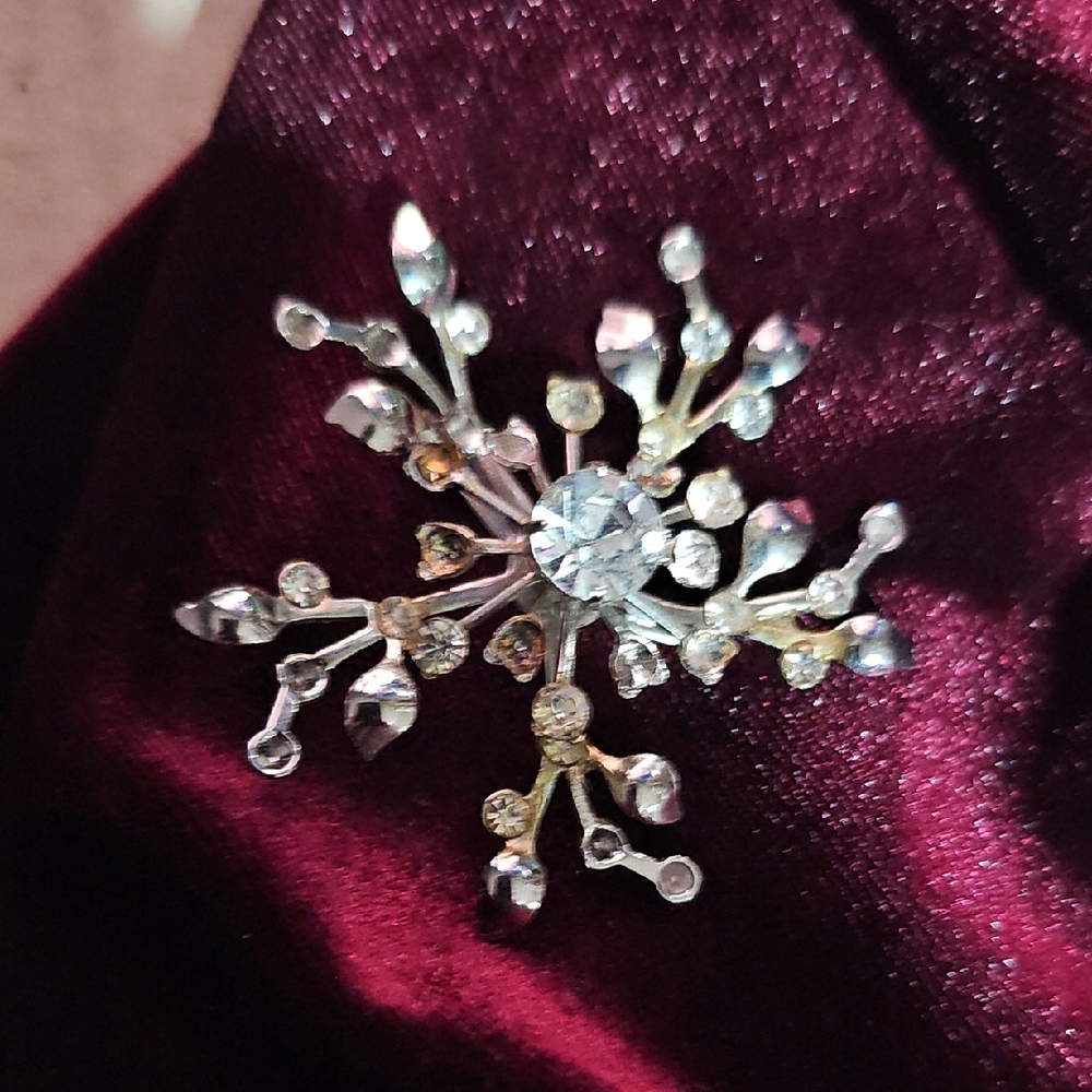 Cora Vintage Elegant Silver and Gold Snowflake Brooch